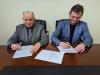 Zdjęcie przedstawiające pana Dyrektora i Marszałka podczas podpisu dokumentów